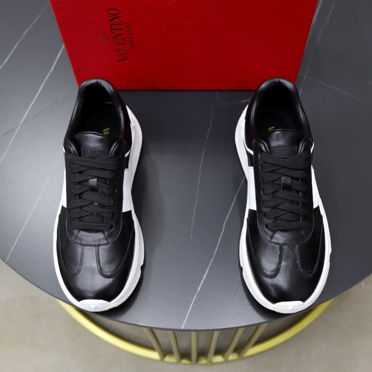 Ex-factory price: 440💰VALENTINO/Valentino Men's latest low-top thick-soled sports shoes are shipped. Made with heavy industry, men's fine casual sports shoes, versatile style. Original leather, rubber lines embellished with geometric segmented uppers, hand-sewn with precision, novel and fashionable style, rubber soles with rivet details on the front and back, VALENTINO GARAVANI LOGO printed on the side, and Valentino Garavani decorative inlay on the tongue. Logo, comfortable, breathable and durable on the feet! Comes with full original packaging! Code number: 38-39-40-41-42-43-44 (45 can be customized)